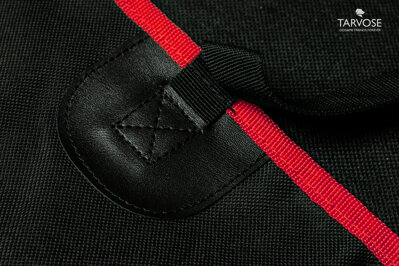 Strawberry Tarvose kvalitní ochranná deka do auta pro psy - černo/červená