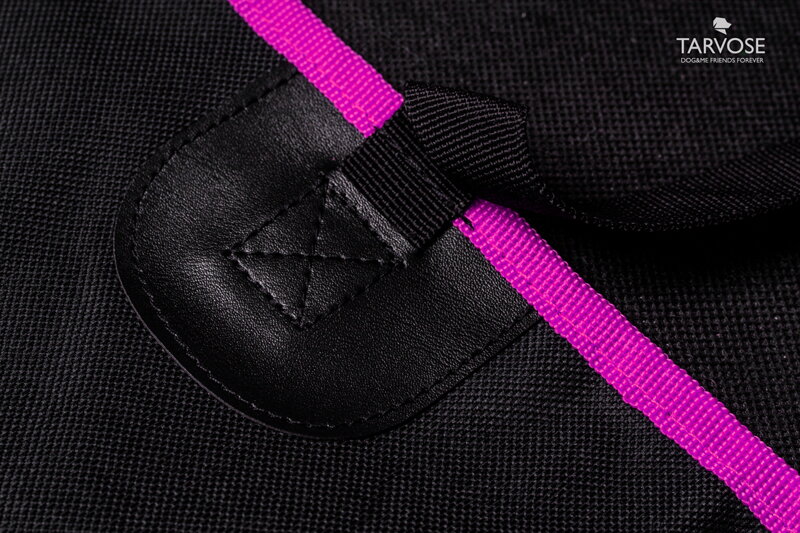 Raspberry Tarvose kvalitní ochranná deka do auta pro psy - černo/růžová